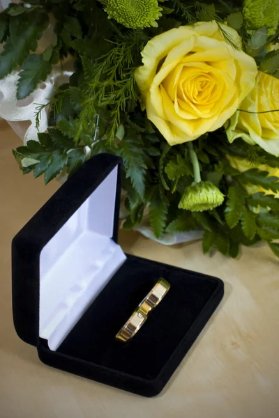 stock image Wedding rings and bouquet