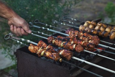 açık havada açık ateş üzerinde pişirme sürecinde şiş kebap