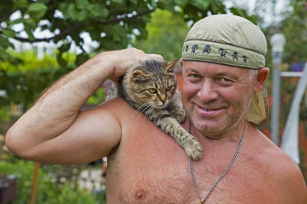 Homem feliz com um gato — Fotografia de Stock