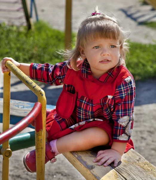 Очаровательная маленькая девочка развлекается на качелях — стоковое фото