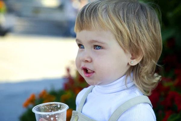 Baby drinks water — Stock Photo, Image