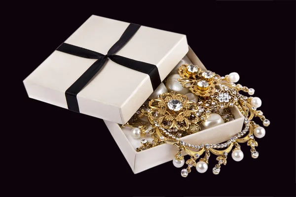 Коробка с драгоценностями на белом фоне — стоковое фото