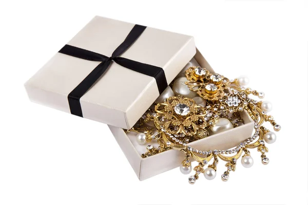 Caixão com jóias em um fundo branco — Fotografia de Stock