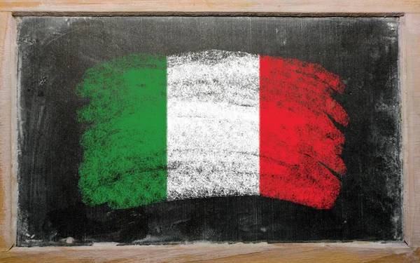 意大利国旗的黑板上用粉笔绘制 — 图库照片