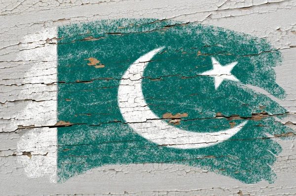 Flagga pakistan på grunge trä textur målade med krita — Stockfoto