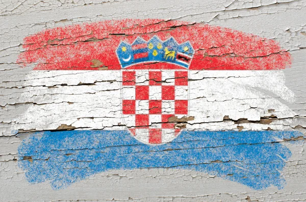 Flagge Kroatiens auf Grunge-Holzstruktur mit Kreide bemalt — Stockfoto
