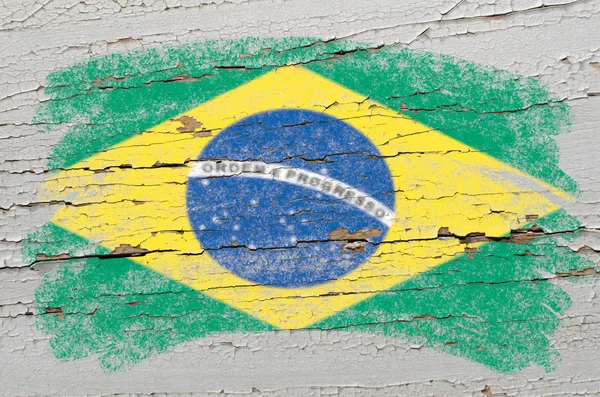 グランジ木製テクスチャ チョークで描かれたブラジルの旗 — ストック写真