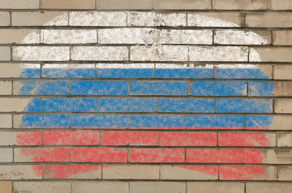 Vlag van Rusland op grunge bakstenen muur geschilderd met krijt — Stockfoto