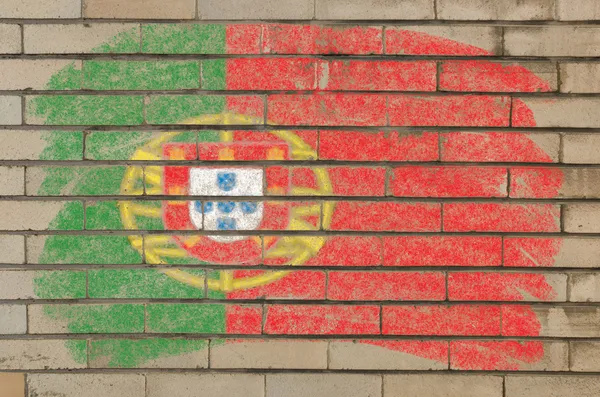 A grunge téglafal, festett krétával Portugália zászlaja — Stock Fotó