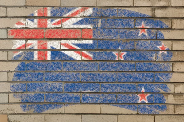 チョークで描かれた不潔なれんが造りの壁にニュージーランドの旗 — ストック写真