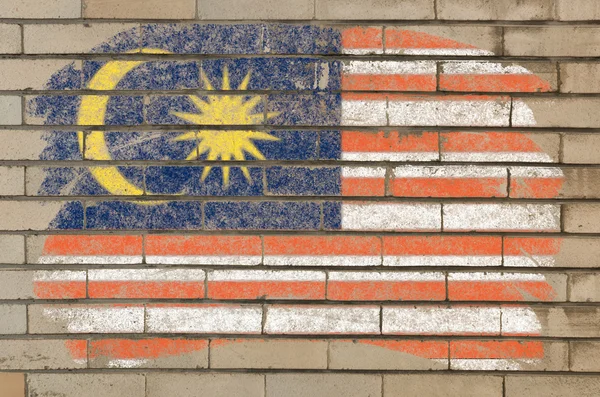 Флаг Малайзии на гранжевой кирпичной стене, окрашенной мелом — стоковое фото