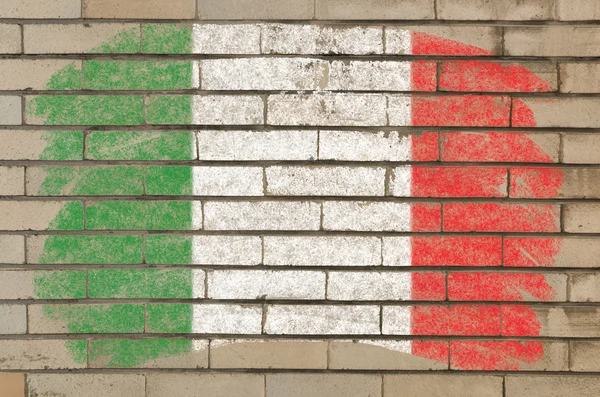 Vlag van Italië op grunge bakstenen muur geschilderd met krijt — Stockfoto