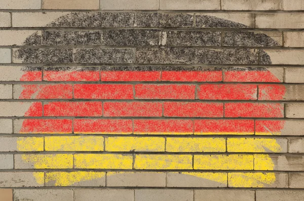 チョークで描かれた不潔なれんが造りの壁にドイツの国旗 — ストック写真