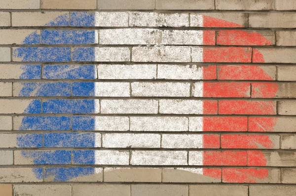Vlajka Francie na grunge cihlové zdi namalované křídou — Stock fotografie