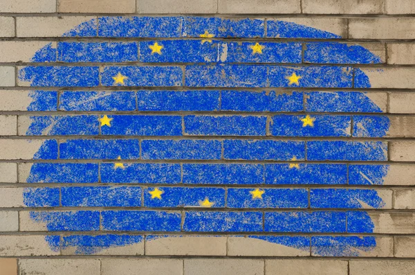 Vlajka eu na grunge cihlové zdi namalované křídou — Stock fotografie
