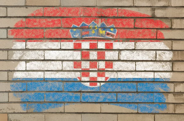 Флаг Хорватии на гранжевой кирпичной стене, окрашенной мелом — стоковое фото