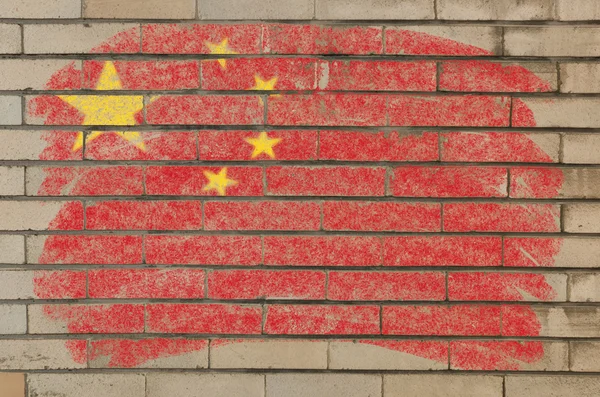 国旗的中国 grunge 砖墙上用粉笔绘 — 图库照片