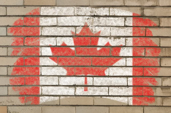 Флаг Канады на гранж-кирпичной стене, окрашенной мелом — стоковое фото