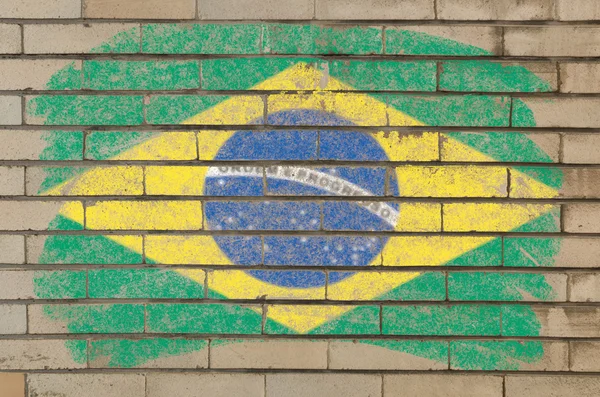 Flagga Brasilien på grunge tegelvägg målade med krita — Stockfoto