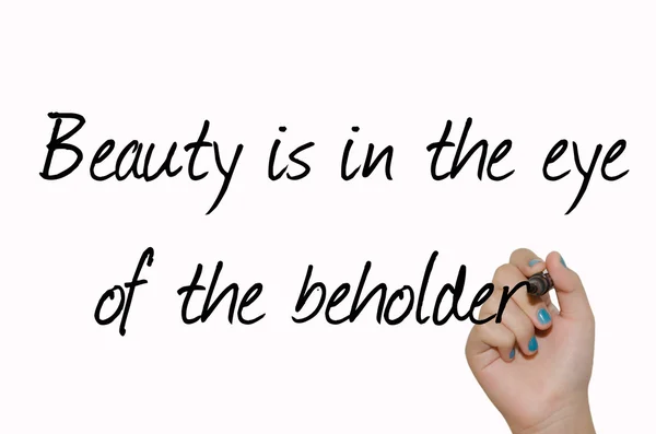 Ordspråket "skönhet ligger i betraktarens öga" skrivet på glas — Stockfoto