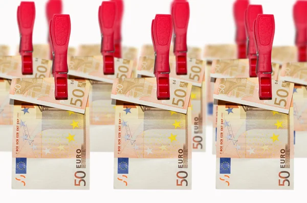 Blanchisserie d'argent, billets en euros sur la pince à linge — Photo