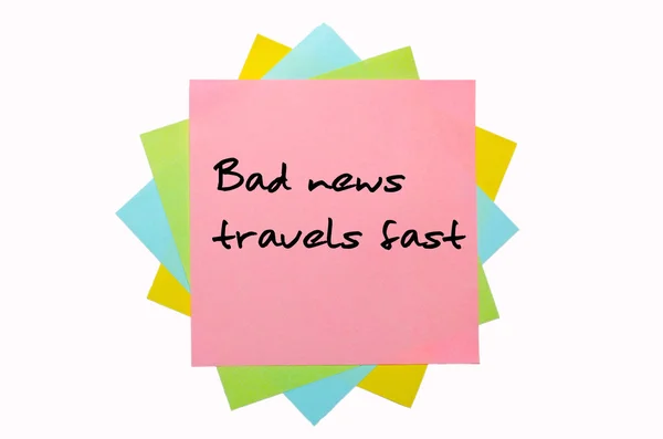 Ordspråket "dåliga nyheter färdas snabbt" skrivet på massa klisterlappar — Stockfoto
