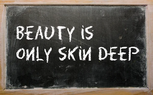 "Güzellik sadece derin deridir" yazılı bir tahta — Stok fotoğraf