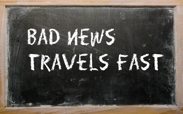 "Dåliga nyheter reser snabbt "skrivet på en svart tavla — Stockfoto