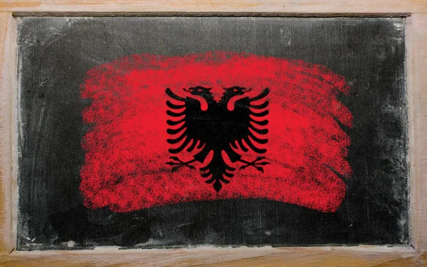 Flagge Albaniens auf Tafel mit Kreide bemalt — Stockfoto