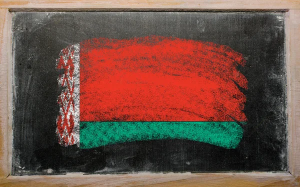 Vlag van Wit-Rusland op blackboard geschilderd met krijt — Stockfoto