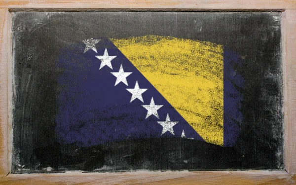 Vlag van Bosnië en herzegovina op blackboard geschilderd met krijt — Stockfoto