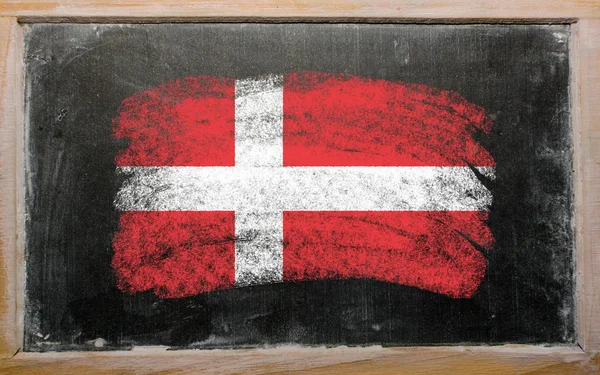 Dánská vlajka na tabule s křídou — Stock fotografie