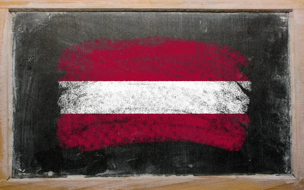 Vlag van Letland op blackboard geschilderd met krijt — Stockfoto