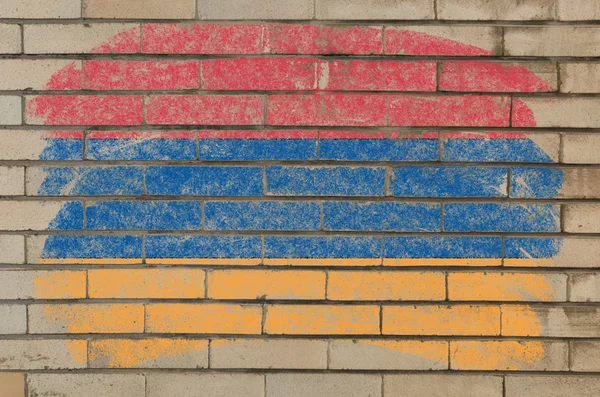 Flagge von Armenien an Grunge-Ziegelwand mit Kreide bemalt — Stockfoto