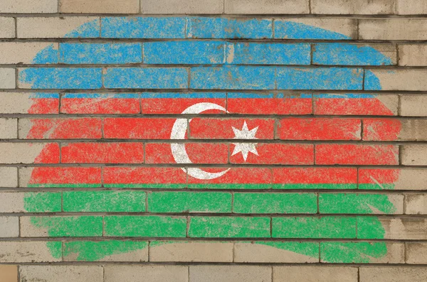 Fahne von Azerbaijan an Grunge-Ziegelwand mit Kreide bemalt — Stockfoto