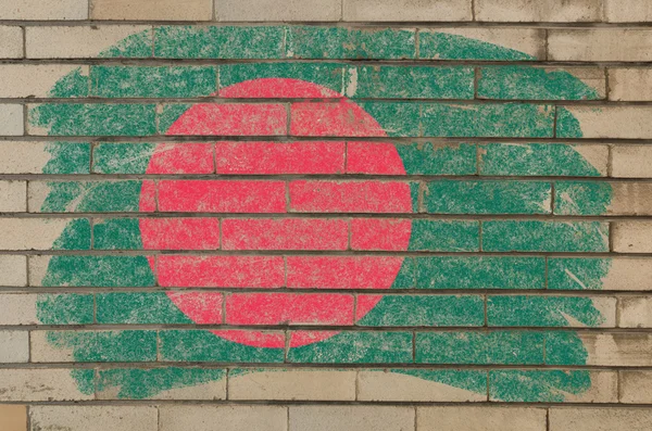 Drapeau du bangladesh sur un mur de briques grunge peint à la craie — Photo