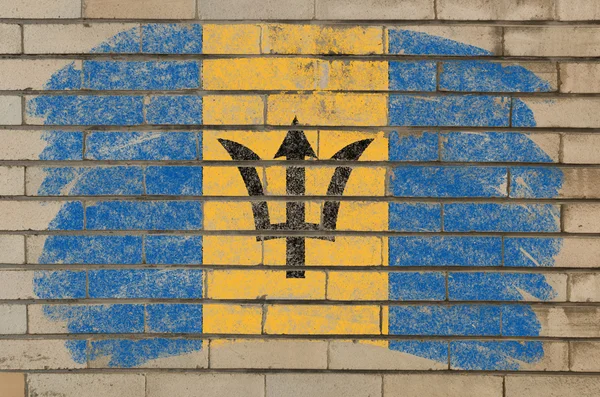 Флаг Барбадоса на гранжевой кирпичной стене, окрашенной мелом — стоковое фото