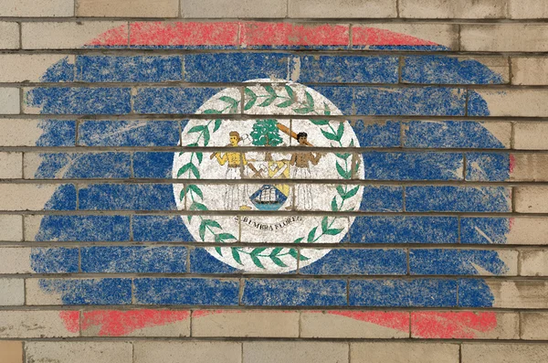 伯利兹国旗的 grunge 砖墙上用粉笔绘 — 图库照片