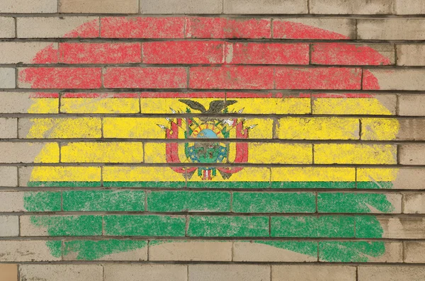 Bandera de Bolivia en pared de ladrillo grunge pintada con tiza —  Fotos de Stock