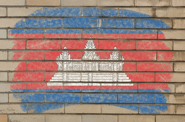 チョークで描かれた不潔なれんが造りの壁にカンボジアの旗 — ストック写真