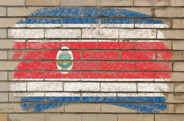 Флаг Костарика на кирпичной стене гранжа, окрашенный мелом — стоковое фото