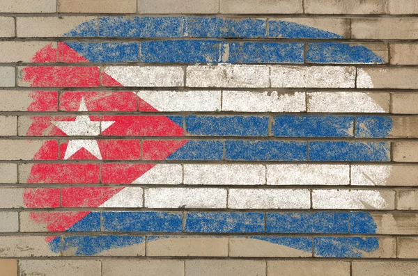 Kubanische Flagge auf Grunge-Ziegelwand mit Kreide bemalt — Stockfoto