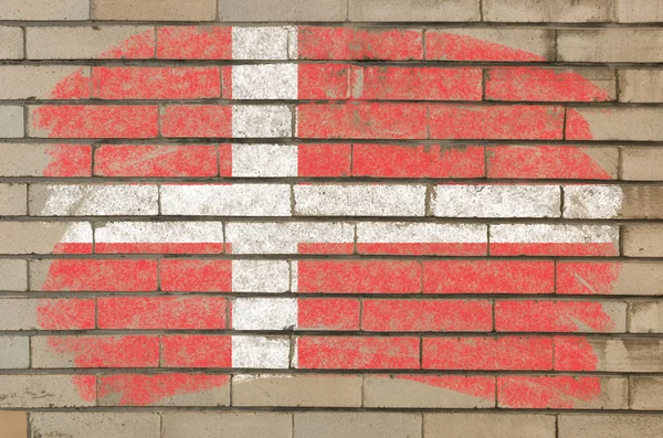 Drapeau du Danemark sur un mur de briques grunge peint à la craie — Photo