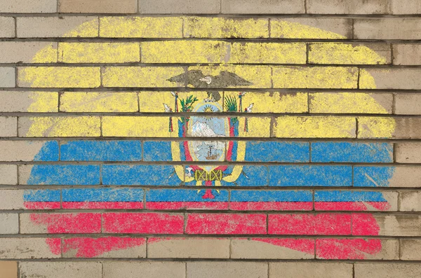 Bandera de ecuador sobre pared de ladrillo grunge pintada con tiza —  Fotos de Stock