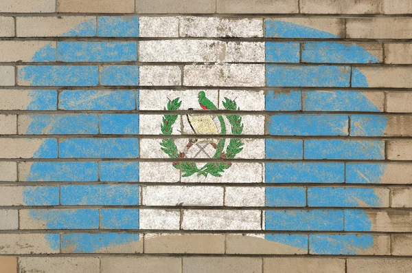 Flagge von Guatemala auf Grunge-Ziegelwand mit Kreide bemalt — Stockfoto