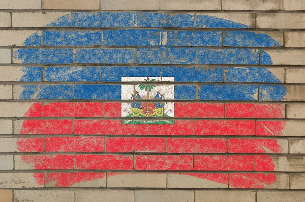 チョークで描かれた不潔なれんが造りの壁にハイチの旗 — ストック写真