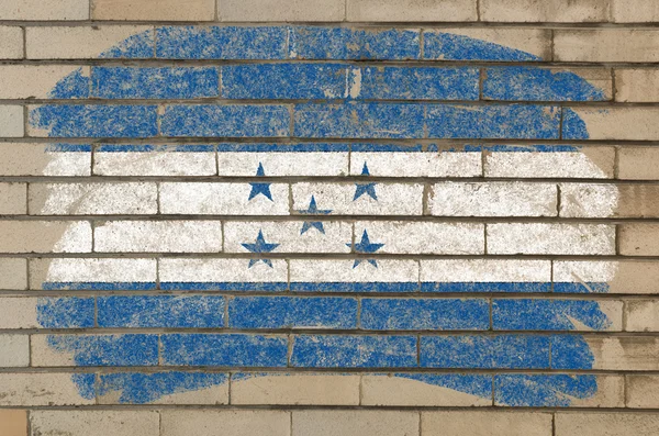 Bandeira de honduras na parede de tijolo grunge pintado com giz — Fotografia de Stock