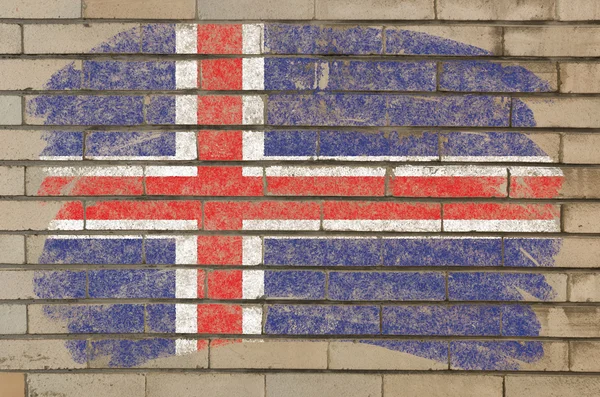 チョークで描かれた不潔なれんが造りの壁にアイスランドの旗 — ストック写真