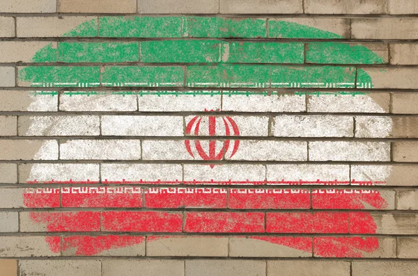 Flaggan av iran på grunge tegelvägg målade med krita — Stockfoto