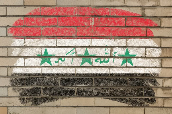 Vlag van Irak op grunge bakstenen muur geschilderd met krijt — Stockfoto